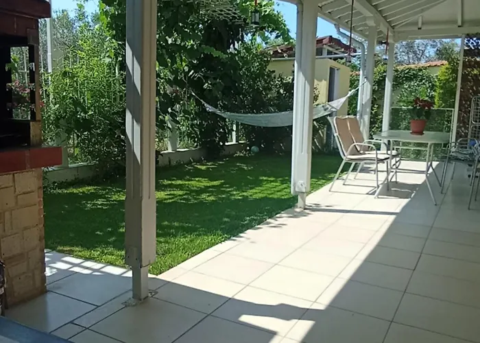 райский уголок Case de vacanță Nea Moudania